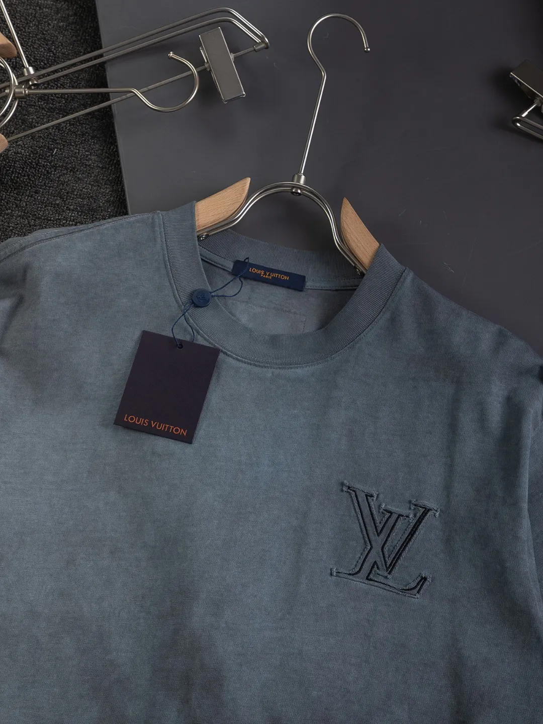 🅿️250 Louis Vuitton 1V Lvjia slightly wide version S-Xl LV 25ss new product counters are on the shelves at the same time. Multiple craftsmanship, chest cut letter patch, back panel cut clover ☘️ patch, letter signature style, one-piece design 🪡 Embroidered round neck short-sleeved T-shirt, same style for men and women! Synchronized with the official website, pure cotton fabrics at the counter! It is close to the skin and comfortable, durable and easy to wear. It has a classic and simple logo design and meticulous original craftsmanship. Short-sleeves, a must-have item for men, do not appear to be the same for the general public, but must be unique and eye-catching. This LV short-sleeve is all about quality, comfort, the same shape and fashion as always, including fabrics and cutting techniques. All of them have been made with great effort! 320 grams of washed pure cotton fabric, pure cotton is breathable, very refreshing and comfortable for daily wear. The rib knitting on the neckline is smooth and tight, and the neckline will not be skewed if you toss it at will. The loose version, you will find that it looks really good on the upper body. The overall is minimalist and neat, super versatile for daily use! Pair it casually with a pair of pants for a youthful look. A T-shirt will make your outfit crazy. It is a fashionable item that can never go wrong! Color: dark gray light blue, Size: S-XL Size chart: S: Shoulder width 50-Bust 54-Length 70 M: Shoulder width 52-Bust 56.5-Length 72 L: Shoulder width 54-Bust 59-Length 74 XL: Shoulder width 56-Bust 61.5-Length 76